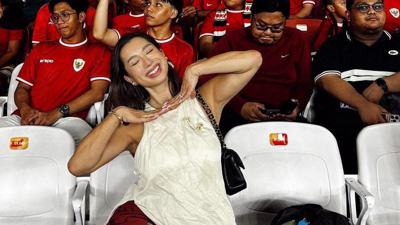 Potret Jennifer Bachdim Nonton Timnas Indonesia Vs Australia, Bersama Suami dan 2 Anak Pergi Naik MRT