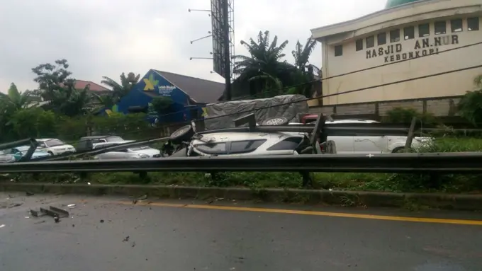 Toyota Fortuner Tabrak Tiang PJU di Tol Jor Tanah Kusir