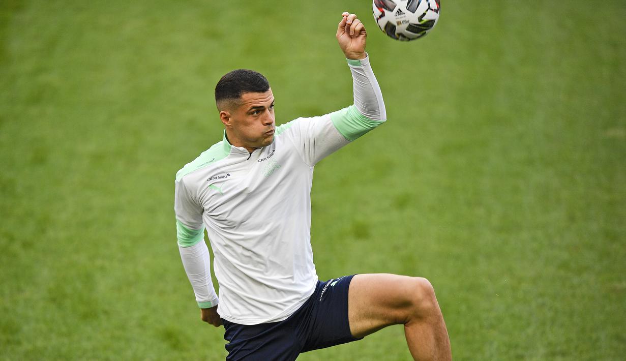 Gelandang Swiss, Granit Xhaka mengontrol bola saat mengikuti sesi latihan tim di Stadion RheinEnergie, Cologne, Jerman (12/10/2020). Swiss akan bertanding melawan Jerman dalam lanjutan UEFA Nations League Divisi A Grup 4 (A4). (AP Photo/Martin Meissner)