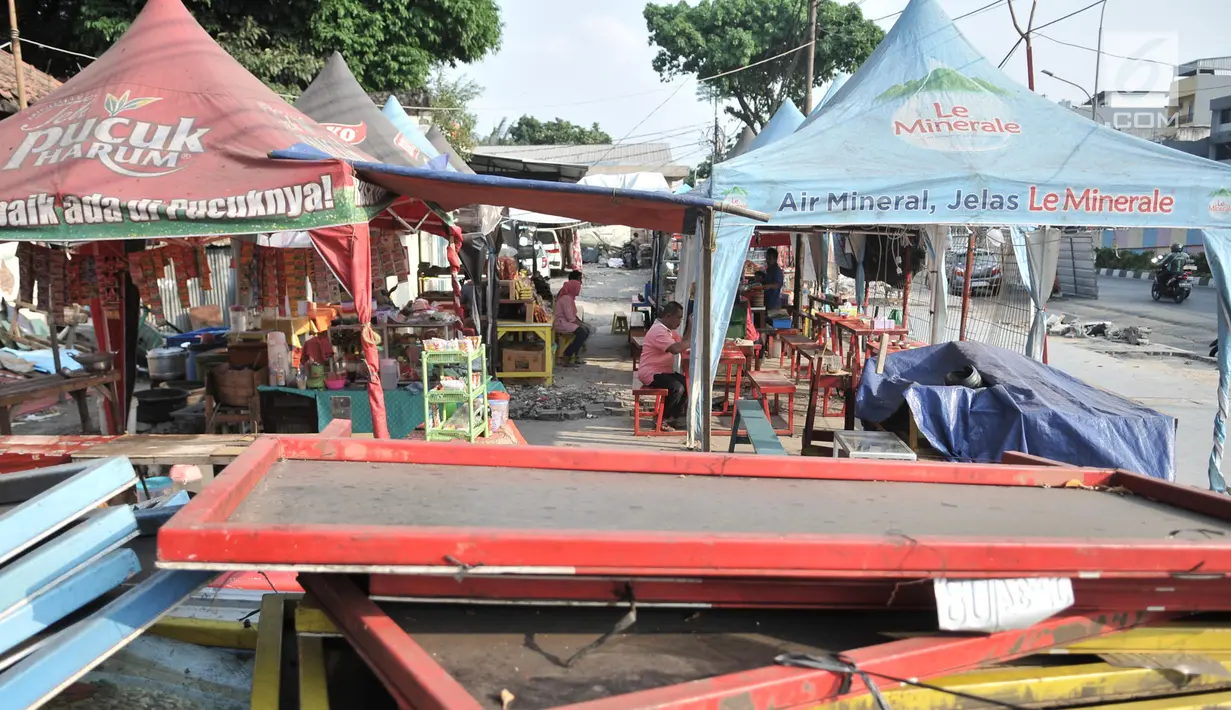 Suasana kios Nasi Kapau di lapak sementara yang sepi pembeli di Jalan Kramat Raya, Jakarta, Senin (16/9/2019). Para pedagang mengaku penjualan menurun drastis akibat sepi pembeli lapak mereka terhalang proyek pelebaran trotoar tersebut. (merdeka.com/Iqbal S. Nugroho)
