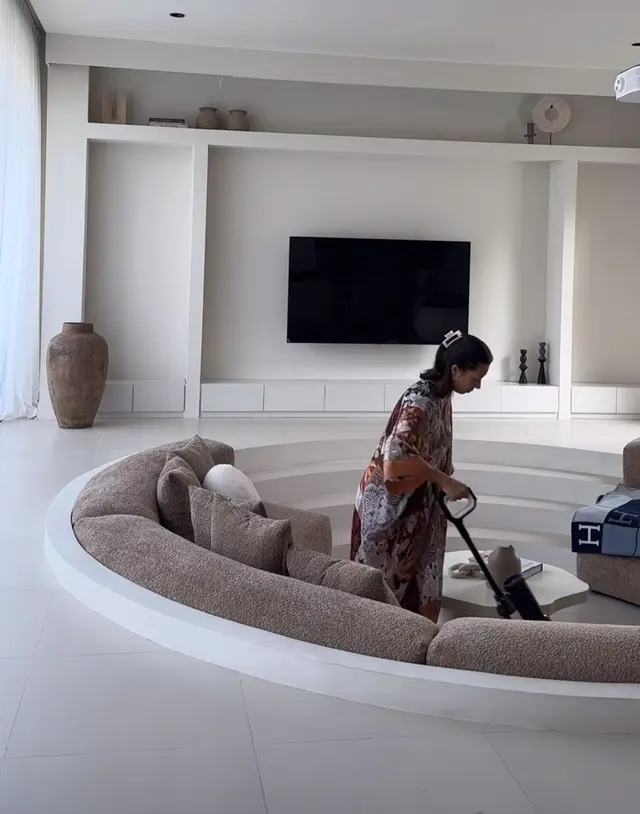 7 Pesona Jennifer Bachdim saat pakai daster, bukti ibu rumah tangga tetap tampil menawan dasteran