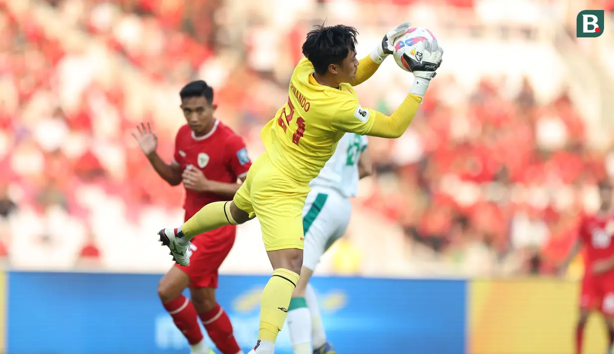 <p>Kiper Timnas Indonesia, Ernando Ari Sutaryadi menangkap bola saat menghadapi Irak pada laga Grup F putaran kedua Kualifikasi Piala Dunia 2026 zona Asia di Stadion Utama Gelora Bung Karno (SUGBK), Senayan, Jakarta, Kamis (6/6/2024). (Bola.com/M Iqbal Ichsan)</p>