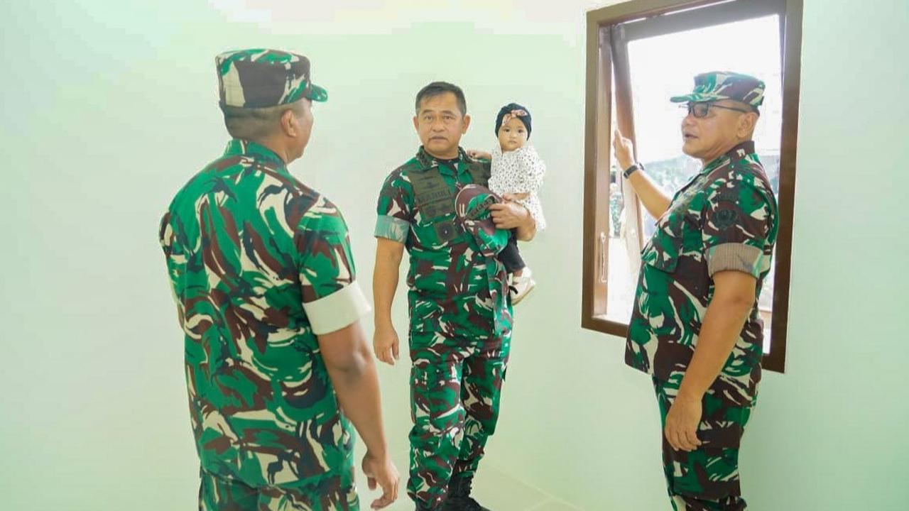 FOTO: Momen Penuh Keakraban Kasad Jenderal Maruli Bersama Anak-Anak Prajurit TNI AD