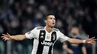 Gelandang Juventus, Cristiano Ronaldo, merayakan gol yang dicetaknya ke gawang Manchester United pada laga Liga Champions di Stadion Allianz, Turin, Rabu (7/11). Juventus kalah 1-2 dari MU. (AFP/Marco Bertorello)