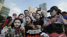 Puluhan orang menggelar aksi di kawasan Bunderan Hotel Indonesia (HI), Minggu (23/11/2014). (Liputan6.com/Herman Zakharia)