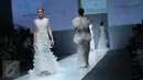 Sejumlah model membawakan busana rancangan Barli Asmara pada hari kedua Jakarta Fashion Week (JFW) 2016 di Senayan city, Jakarta, (25/10/2015). Busana yang dipamerkan  seperti  model gaun-gaun panjang untuk acara besar. (Liputan6.com/Herman Zakharia)