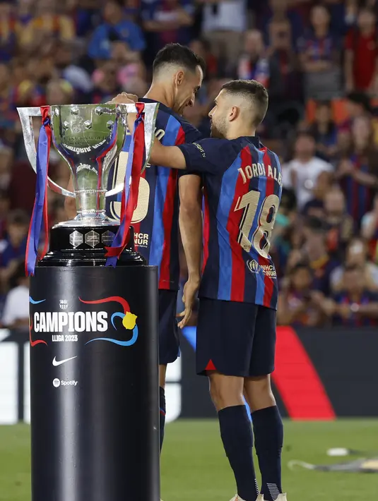 Laga melawan Mallorca menjadi penampilan kandang yang terakhir bagi Sergio Busquets dan Jordi Alba sebagai pemain Barcelona. (AP Photo/Joan Monfort)