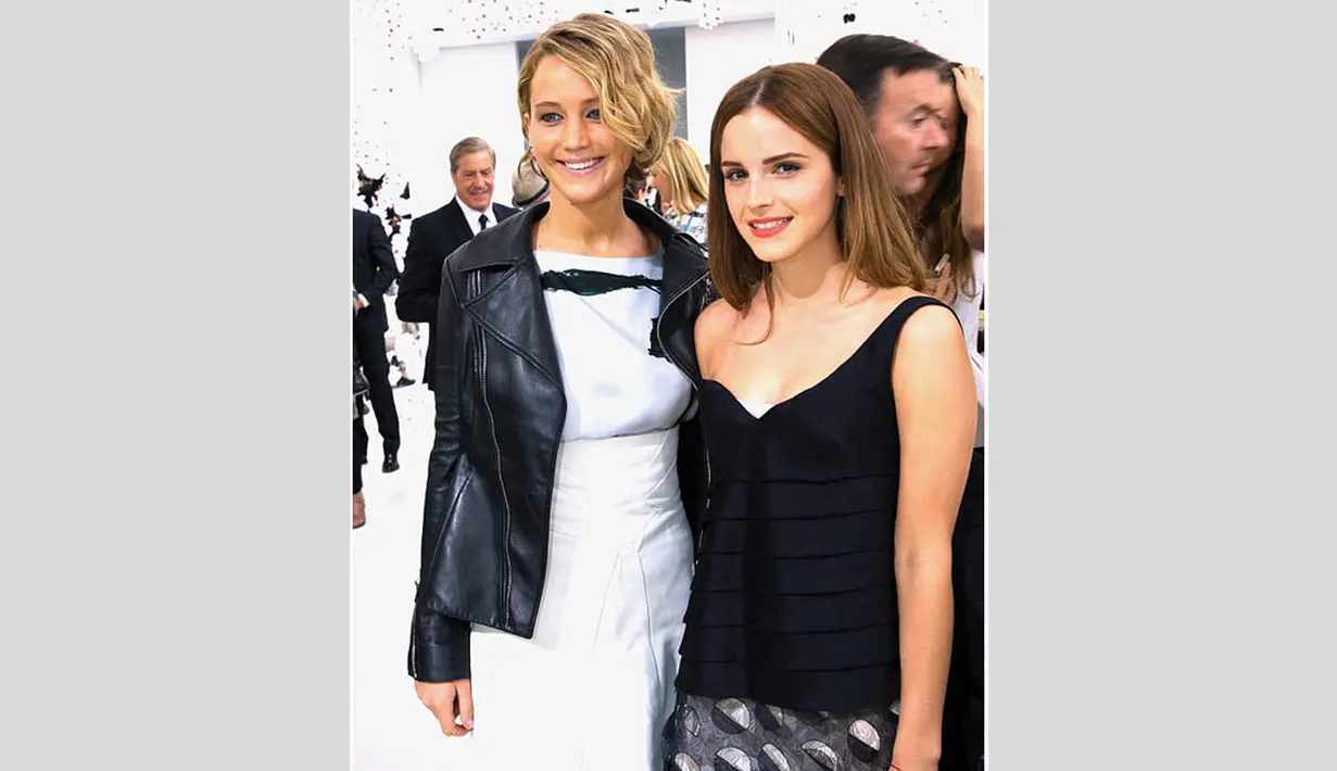 Aktris Jennifer Lawrence dan Emma Watson berpose saat hadir di acara Christian Dior Fall 2014 Couture Fall/Winter 2014-2014, Paris Fashion Week, di Paris, Senin (7/7). (Getty Images)