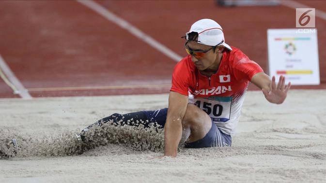 Atlet para atletik asal Jepang, Toru Suzuki saat mendarat pada lomba lompat jauh T44, T62/T64 putra Asian Para Games 2018 di Stadion Utama Gelora Bung Karno, Jakarta, Jumat (12/10). (Liputan6.com/Helmi Fithriansyah)