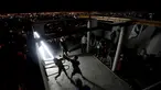 Warga berlatih Tinju diatas atap sebuah Apartemen, tempat ini juga digunakan sebagai Gym yang bertujuan untuk kegiatan sosial serta peningkatan taraf hidup warga setempat di Monterrey, Mexico (29/1/2016). (REUTERS/Daniel Becerril) 