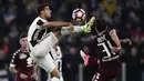 Gelandang Juventus, Sami Khedira, berebut bola dengan gelandang Torino, Lucas Boye. Juventus mendominasi pertandingan dengan 58 persen penguasaan bola berbanding 42 persen milik Torino. (AFP/Miguel Medina)