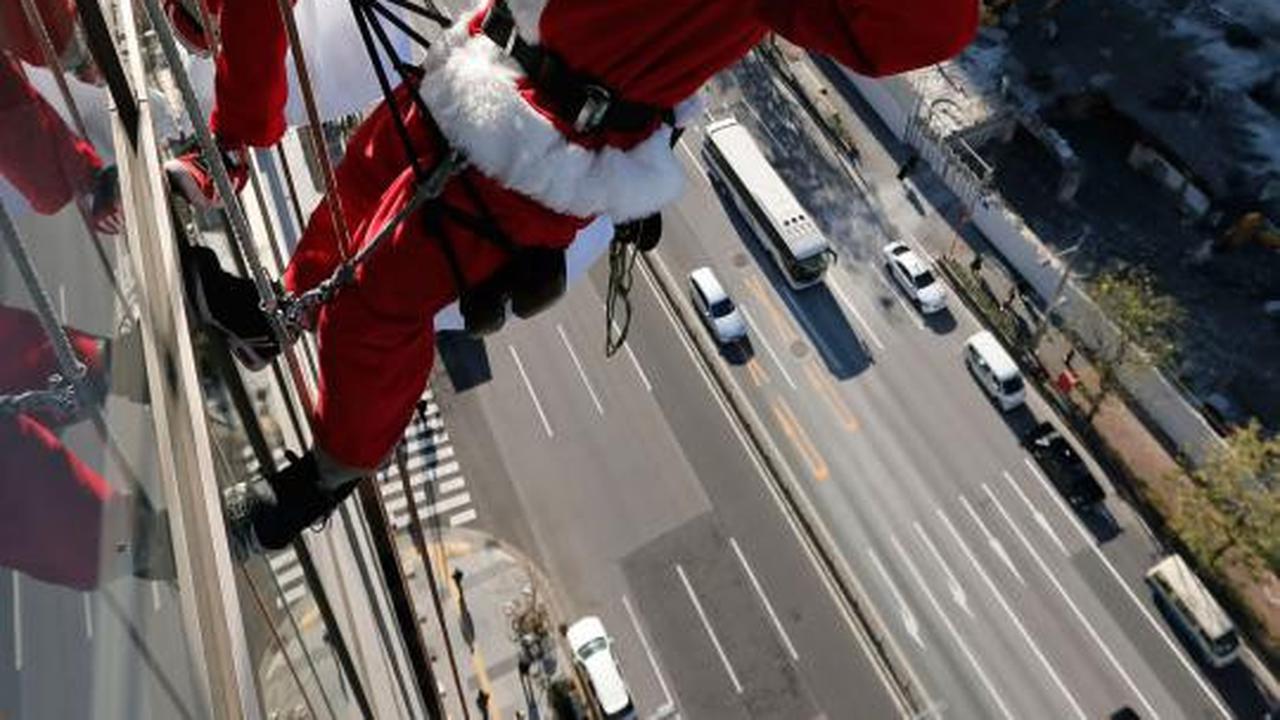 Santa Claus jadi petugas pembersih kaca gedung