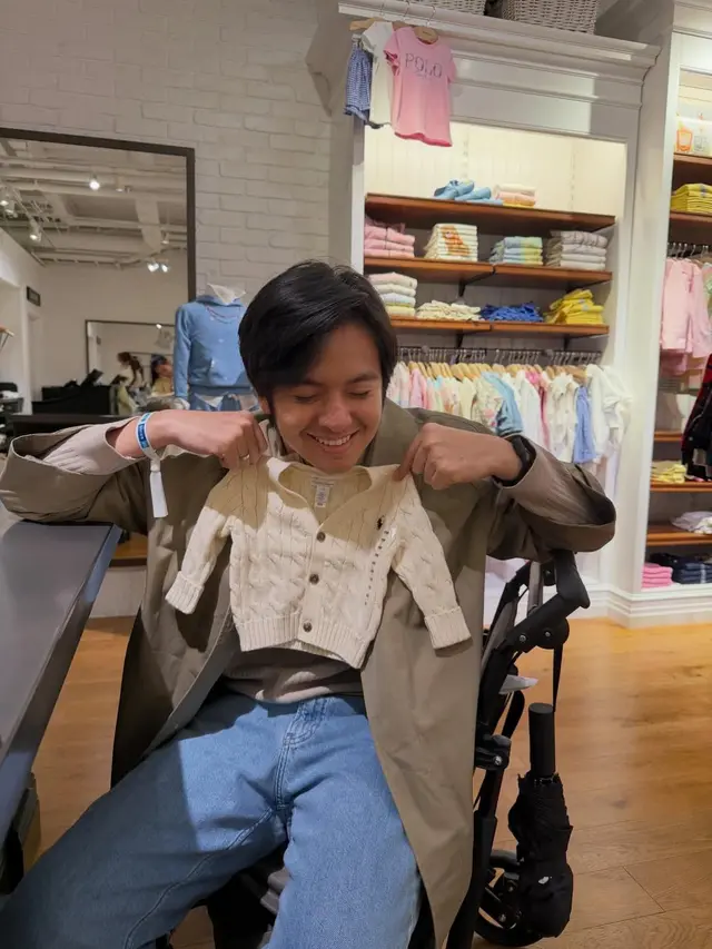 Baby Moon Romantis di Jepang, Gaya Shenina Cinnamon Serasi Bareng Angga Yunanda saat Jalan-jalan hingga Beli Baju Bayi