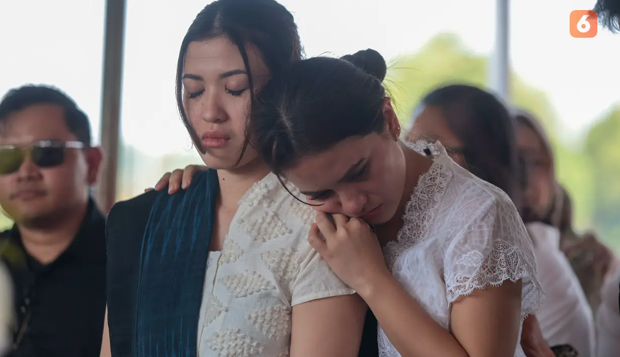 Marsha Aruan menyandarkan wajahnya ke pundak adiknya saat mengikuti prosesi pemakaman ibundanya, Lisa Diana Tambunan, di TPU Tanah Kusir, Kebayoran Lama, Jakarta Selatan, Rabu (21/10/2026). (KLY/Budy Santoso)