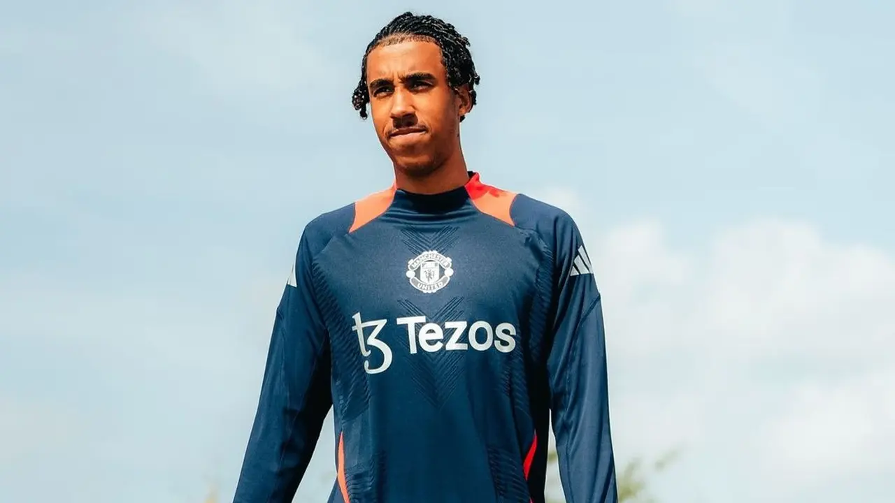 FOTO Leny Yoro, Manchester United
