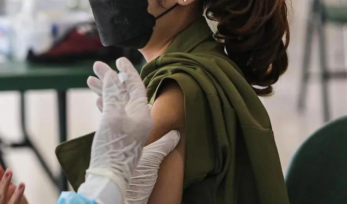 Sejumlah kelompok berisiko tinggi yang dimaksud di antaranya kelompok lansia dengan komorbid, dewasa muda berkomorbid khususnya obesitas, dan masyarakat yang memiliki gangguan kekebalan tubuh seperti penyandang HIV.