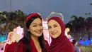 Titi Kamal tak kalah menawan kenakan blus panjang warna merah merona yang serasi dengan bandana dan lipstick-nya. [@titi_kamall].