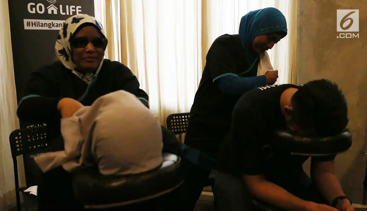 Penyandang disabilitas tunanetra memperagakan pijitan saat acara gerakan sosial Go-Life #HilangkanBatasan di Jakarta, Kamis (18/10). Go-Life mengajak masyakarat dan mitra penyadang disabilitas menjunjung tinggi kesetaraan. (Merdeka.com/Imam Buhori)