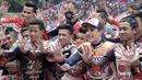 Marc Marquez berfoto bersama dengan para siswa Astra Honda Racing School pada coaching clinic di Sirkuit Sentul, Bogor, Jawa Barat, Selasa (25/10/2016). (Bola.com/Reza Bachtiar)
