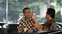 Denny Indrayana (kiri) berbincang dengan Refly Harun (kanan) di Gedung KPK, Jakarta (17/2/2015). Kedatangannya untuk memberi masukkan kepada ketua KPK Abraham Samad terkait penetapannya sebagai tersangka oleh pihak kepolisian. (Liputan6.com/Faisal R Syam)