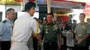 Panglima TNI Jenderal Moeldoko menyapa para staf angkatan dari negara tetangga yang ikut  dalam misi pencarian Air Asia QZ8501 saat peluncuran buku ‘TNI dan Air Asia QZ8501’, Mabes TNI Cilangkap, Jakarta, Selasa (5/5/2015). (Liputan6.com/Yoppy Renato)