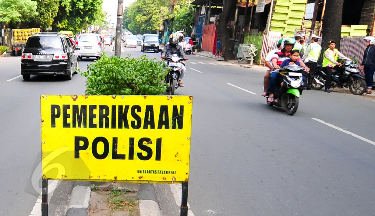 Satlantas Polres Jakarta Timur mengelar Operasi Patuh Jaya 2015 di sepanjang Jalan Raya Bogor, Jakarta, Selasa (2/6/2015). Operasi tersebut untuk meningkatkan ketertiban berlalu lintas, yang dilaksanakan pada 29 Mei-9 Juni. (Liputan6.com/Yoppy Renato)