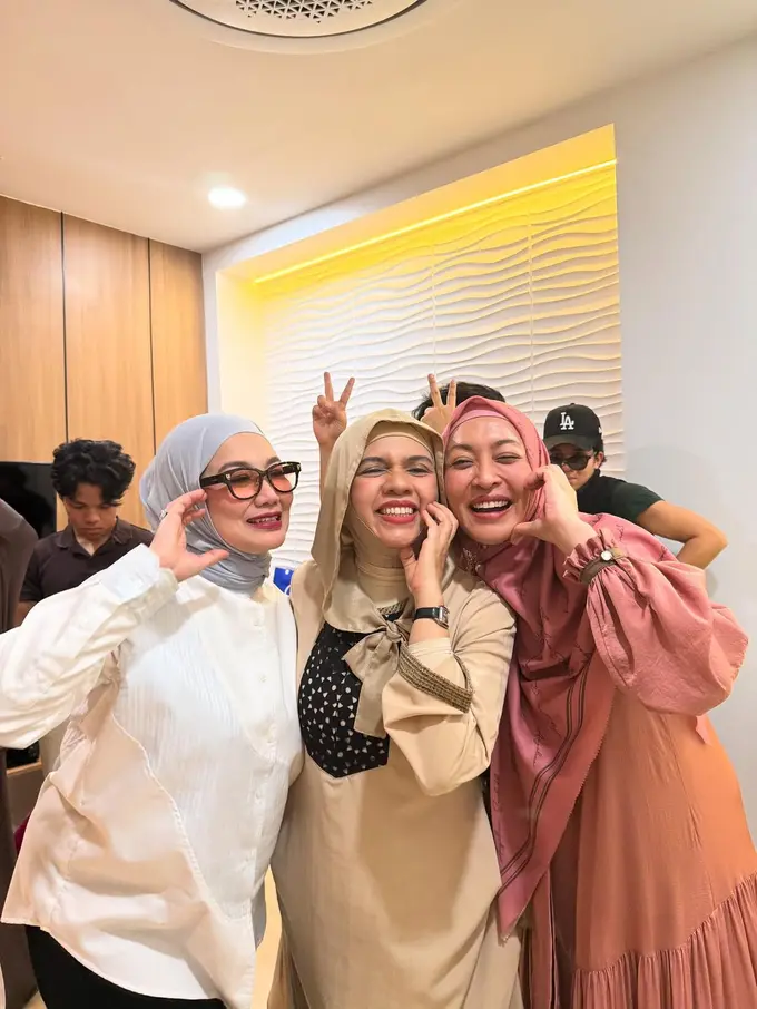 Gaya Geni Faruk, Reza Artamevia, dan Angelina Sondakh Jenguk Aaliyah Massaid, Pakai Hijau Mleyot dan Hijab Lilit Khas Gen Z