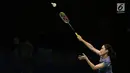 Pebulu tangkis Thailand, Nitchaon Jindapol melakukan smes ke arah pemain Jepang Sayaka Sato di Semifinal Indonesia Open 2017 di Jakarta, Sabtu (17/6). Jindapol kalah 21-13, 18-21, 14-21. (Liputan6.com/Helmi Fithriansyah)