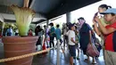 Pengunjung terkagum-kagum dengan bunga Bangkai dari Bengkulu yang mekar di kebun raya Jindai, Tokyo, Jepang, Rabu (22/7/2015). Ratusan orang antre berfoto dan melihat bunga yang hanya sekali mekar antara 5-7 tahun tersebut. (AFP PHOTO/Yoshikazu TSUNO)