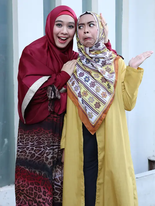 'Alhamdulillah sudah lima bulan. Prediksi perempuan lagi, beda sama kehamilan kedua, ini pusing tiap hari', ujar Oki. (Galih W. S atria/Bintang.com)