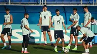 Para pemain timnas Spanyol menghadiri sesi latihan di Stadion Petrovsky, Saint Petersburg, Rabu (30/6/2021). Timnas Swiss dan Spanyol akan berhadapan di babak perempat final Euro 2020 di Krestovsky Stadium yang digelar Jumat, 02 Juli 2021 pukul 23.00 WIB. (Kirill KUDRYAVTSEV/AFP)