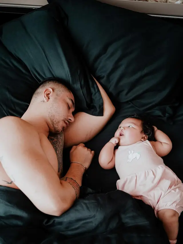 Suami Siti Badriah, Krisjiana Baharudin dan bayi mereka. Potret diambil di hari ulang tahun Krisjiana (Instagram @krisjianabah)