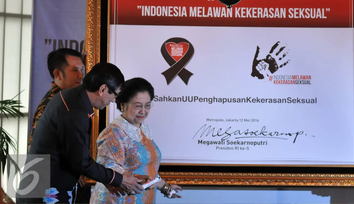 Presiden ke-5 Megawati Soekarnoputri ditemani Menkumham Yasonna Laoly  dalam acara Diskusi "Indonesia Melawan Kekerasan Seksual", Jakarta, Kamis (12/5). Megawati mendukung pengesahan UU Penghapusan Kekerasan Seksual. (Liputan6.com/Johan Tallo)