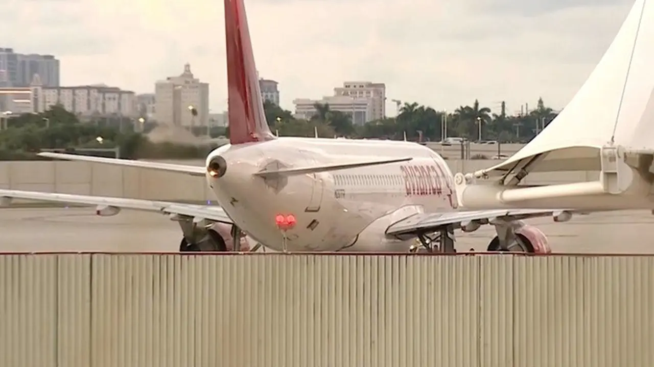 Pesawat Avianca Airlines yang mengalami turbulensi hebat hingga harus melakukan pendaratan darurat terparkir di Bandara Internasional Miami, Amerika Serikat, Jumat (9/10/2026).