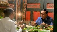 Presiden Republik Indonesia (RI) Prabowo Subianto mengadakan pertemuan dengan Presiden ke-7 RI, Joko Widodo (Jokowi), pada Minggu malam, 3 November 2024. Keduanya makan malam di restoran di Kota Solo. (Foto: Biro Pers, Media, dan Informasi Sekretariat Presiden)