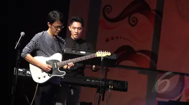 Musisi Tohpati beraksi dalam Java Jazz Festival 2015 di JIExpo Kemayoran, Jakarta, Sabtu (7/3). Sebanyak 470 musisi dalam dan luar negeri tampil di ajang musik jazz tahunan tersebut. (Liputan6.com/Faizal Fanani)