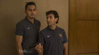 Pelatih Timnas Indonesia, Luis Milla, didampingi penerjemahnya, Bayu Eka Sari, tampak kecewa menunggu acara jumpa pers yang terlambat di Hotel Alana, Sleman, Senin (12/6/2017). (Bola.com/Vitalis Yogi Trisna)
