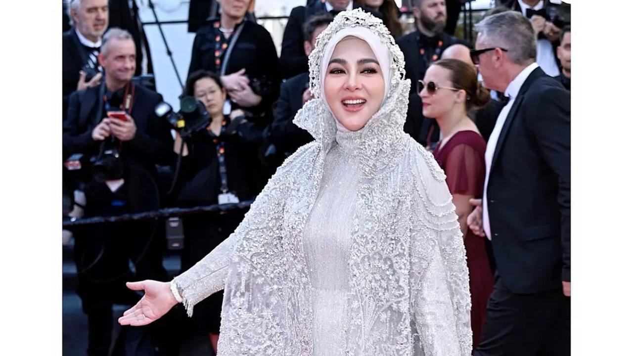 3 Potret Cantik Syahrini Tampil Cetar di Karpet Merah Festival Film Cannes 2025, Pakai Gaun Mewah Serba Silver dan Cincin Berlian