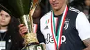 Striker Juventus, Mario Mandzukic berpose dengan Piala Liga Italia Serie A di Stadion Allianz, Turin (19/5/2019). Juventus berhasil meraih 97 angka dengan unggul 11 angka dari Napoli yang berada di peringkat kedua. (AP Photo/Antonio Calanni)