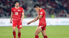 Pemain Timnas Indonesia, Rizky Ridho (kanan) dan Elkan Baggott tak mampu menyembunyikan rasa kecewa setelah kalah dari Bulgaria dalam final FIFA Series 2026 di tadion Utama Gelora Bung Karno, Senayan, Jakarta, Senin (30/03/2026). (Bola.com/M Iqbal Ichsan)