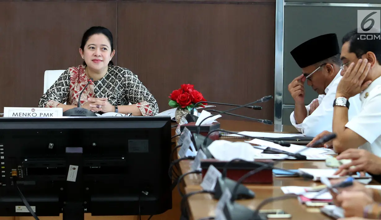 Menteri Koordinator Pembangunan Manusia dan Kebudayaan Puan Maharani memimpin rapat tingkat menteri di Kantor Kemenko PMK, Jakarta, Kamis (17/5). Rapat tersebut membahas  keamanan jelang Asian Games 2018. (Liputan6.com/Johan Tallo)
