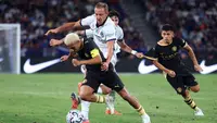 Bek Manchester City, Rico Lewis (kiri), dan gelandang Inter Milan, Davide Frattesi (tengah), berebut bola selama pertandingan Asahi Super Dry Trophy antara Manchester City dan Inter Milan di Stadion Kai Tak di Hong Kong pada 1 Agustus 2026. (May JAMES / AFP)
