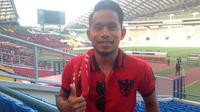 Andik Vermansah mendukung Timnas Indonesia U-22 di Stadion Shah Alam, Selangor, Malaysia, Kamis (24/8/2017). (Bola.com/Benediktus Gerendo Pradigdo)