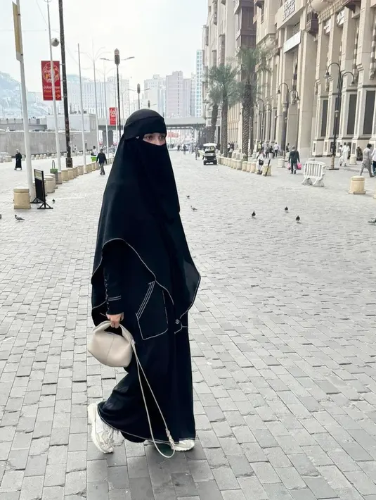 Saat umrah, Shireen Sungkar terlihat selalu mengenakan cadar. Penampilannya pun menyita perhatian publik