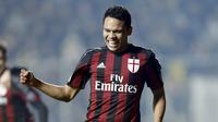 Carlos Bacca merayakan golnya ke gawang Frosinone (20/12/2015). Bacca kini masuk radar bidikan Manchester United. (Reuters/Sergio Perez)