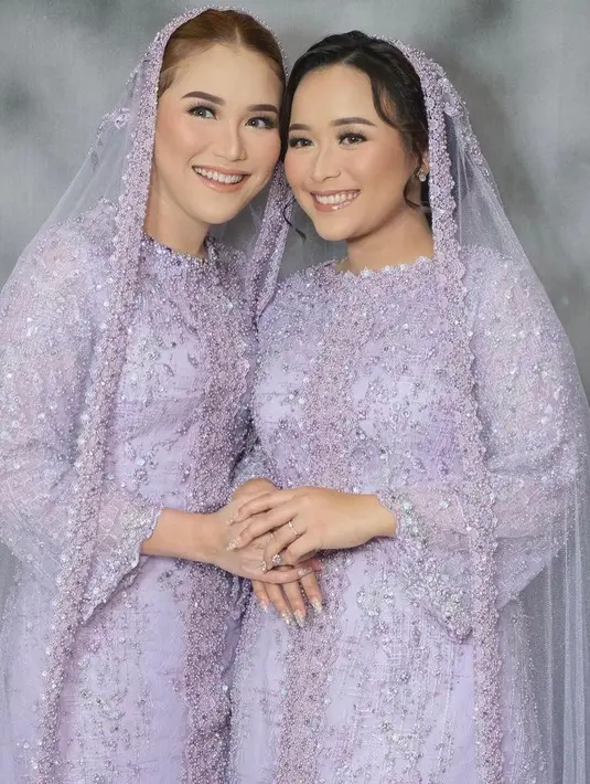 Keluarga Ayu Ting Ting kini tengah diselimuti perasaan bahagia. Bagaimana tidak, adik Ayu Ting Ting, Syifa akan melepas masa lajangnya. Jelang pernikahan Syifa, acara pengajian dan siraman pun digelar pada Sabtu, (19/2/2022). (Instagram/wildanmajidmua_).