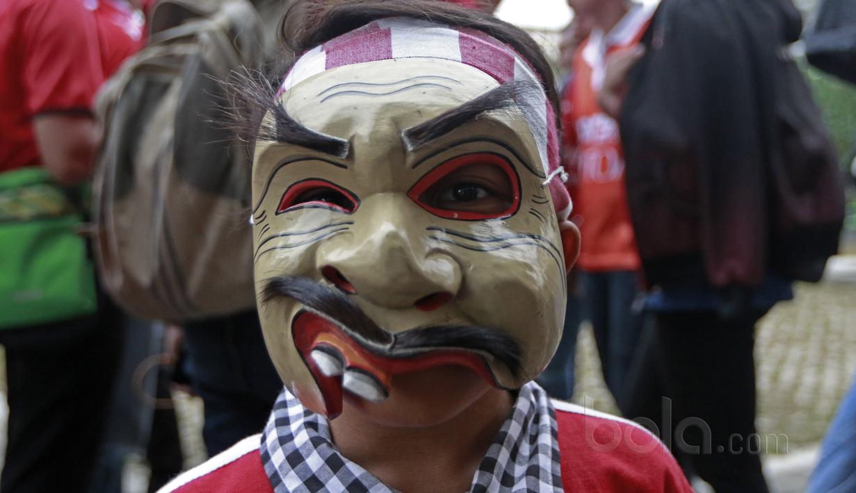 Fans cilik Brigaz Bali bangga mengenakan topeng Bandres saat mendukung Bali United melawan Persija Jakarta di Stadion Patriot, Bekasi, (21/5/2017). (Bola.coom/Nicklas Hanoatubun) 