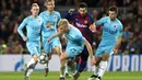 Penyerang Barcelona, Lionel Messi berusaha melewati pemain Slavia Praha, Michal Frydrych dan Ondrej Kudela pada pertandingan lanjutan Grup F Liga Champions di stadion Camp Nou, Spanyol (5/11/2019). Barcelona bermain imbang 0-0 atas Slavia Praha. (AP Photo/Joan Monfort)