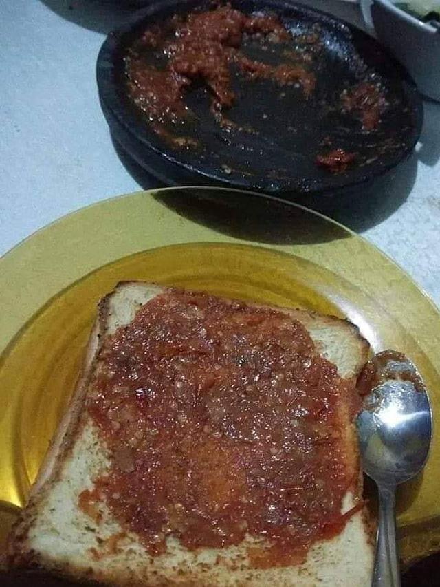 6 Potret Nyeleneh Orang Makan Sambal Ini Bikin Geleng Kepala