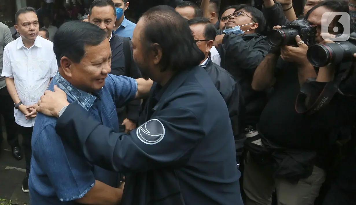 Ketua Umum Partai Gerindra Prabowo Subianto dan Ketua Umum Partai NasDem Surya Paloh berpelukan seusai melakukan pertemuan di Padepokan Garuda Yaksa, Hambalang, Bogor, Minggu (5/3/2023). Pertemuan kurang lebih dua jam itu sepakat untuk menjaga dinamika politik yang terus meningkat, sehingga diharapkan kondisi politik di Indonesia dapat tetap stabil dan kondusif. (merdeka.com/Arie Basuki)